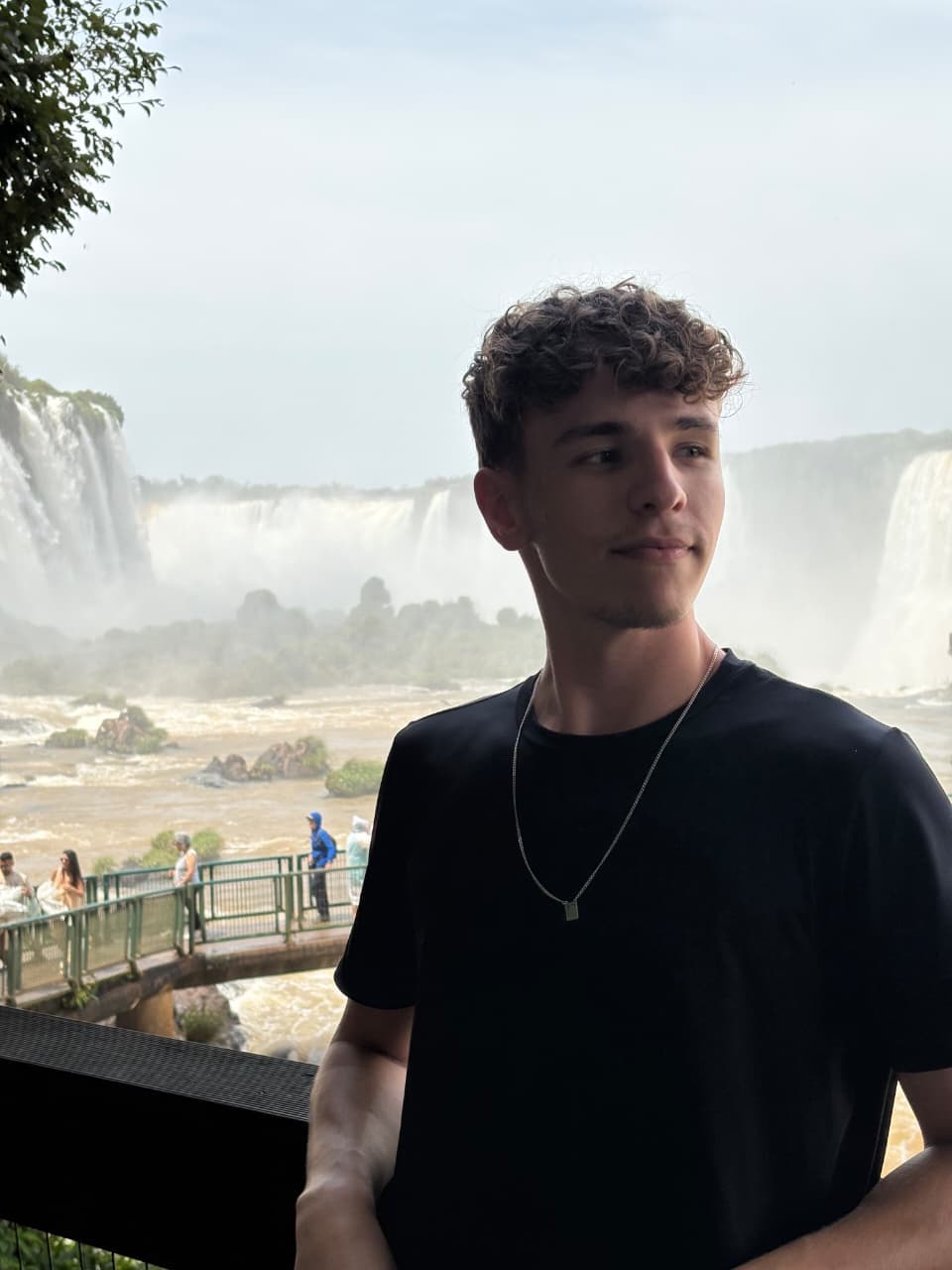 Lorenzo de camiseta preta nas Cataratas do Iguaçu, olhando para o lado