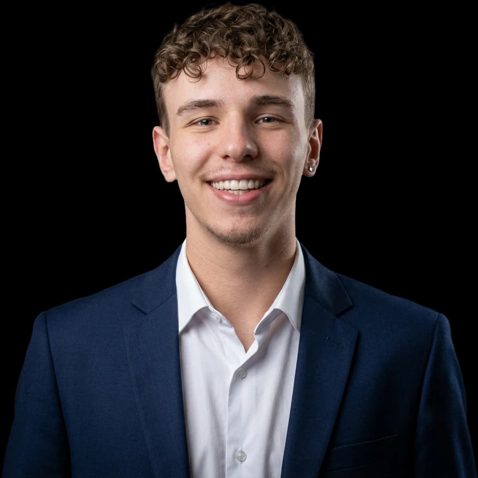 Lorenzo Turchetti, de terno azul e camisa branca, sorrindo